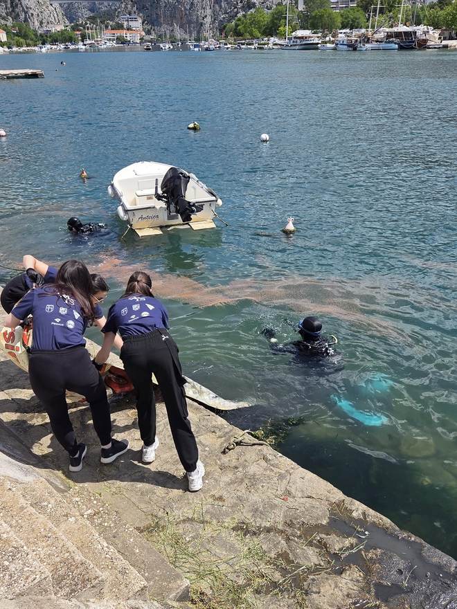 Volonterke izvlače otpad iz mora uz pomoć ronilaca