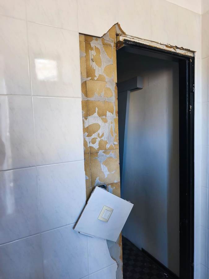 Otučene pločice i napuknuti zid uz dovratnik