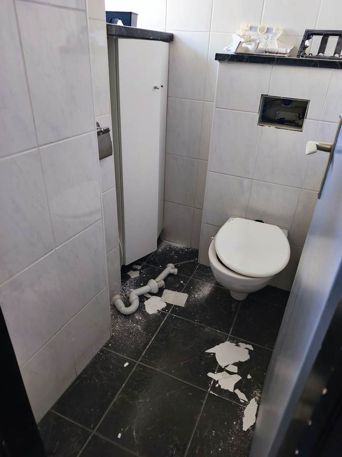 Sanitarni čvor s rastavljenim cijevima na podu