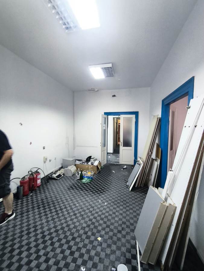 Prostorija uz ulaz s odloženim materijalom i otpadom